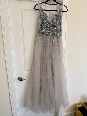 Stunning Beaded Sequin Tulle Gown | V-Neck | Formal / Prom / Evening Dress